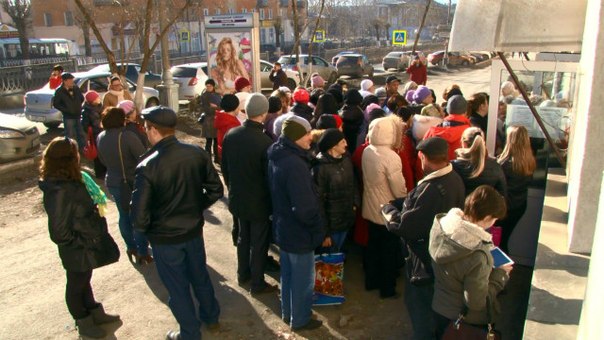 Первоуральцы ночевали у дверей МФЦ, чтобы получить путевки для детей в загородные лагеря