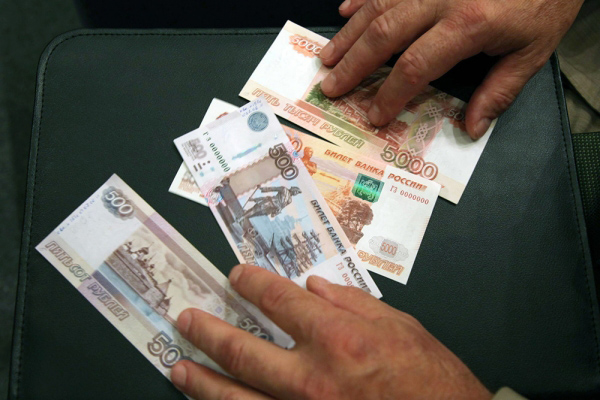 Реальная зарплата россиян за январь-февраль 2015 года упала на 9%