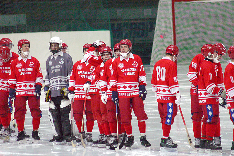 Хоккеисты «Уральского трубника» сыграют с болельщиками