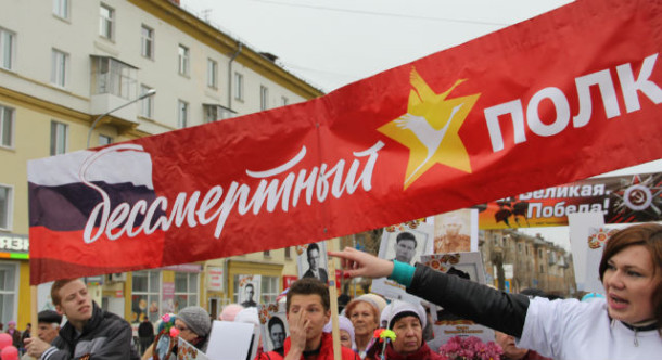 Горком КПРФ передал организации «Память сердца» готовые штендеры для участия в шествии «Бессмертного плолка»