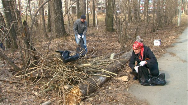 «Первоуральцы» провели традиционный субботник