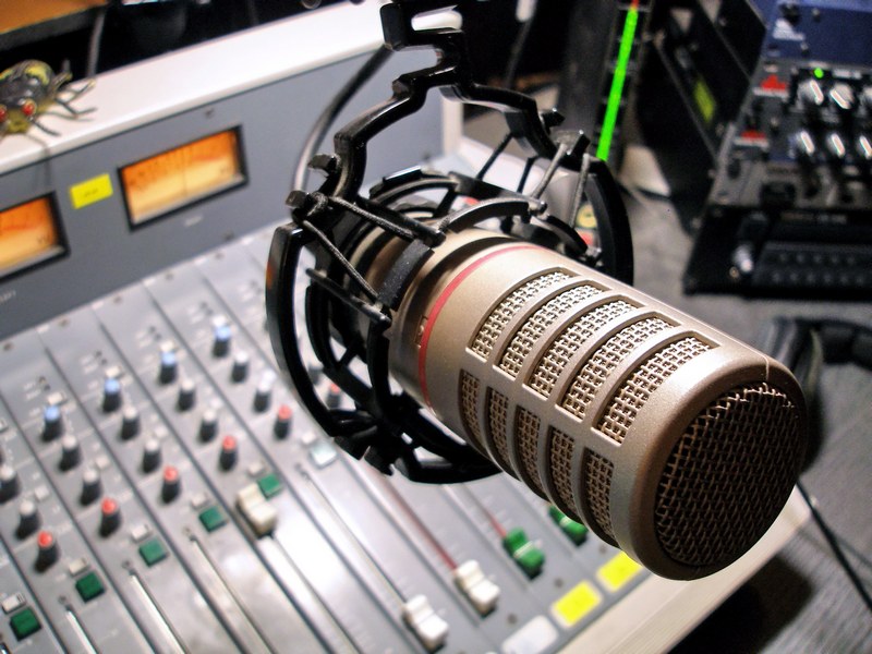 Любителей радио с праздником поздравляет "Интерра FM"