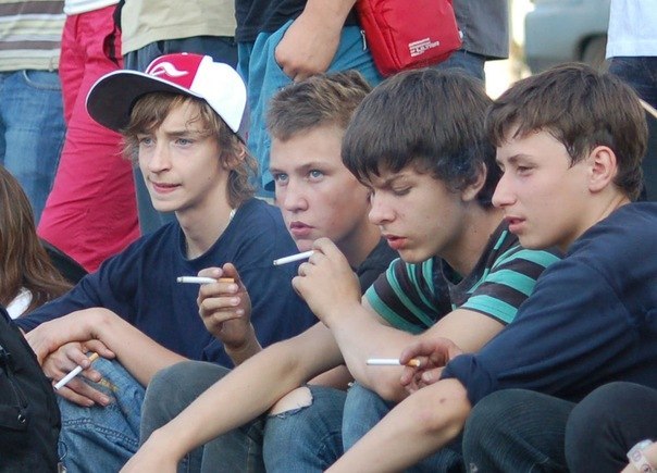 Социологи: Россияне начинают пить и курить в 16–17 лет