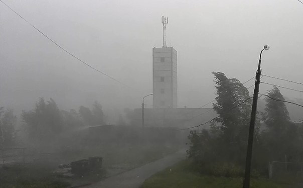 Помятые автомобили и перебои с электричеством. Сильная гроза в Первоуральске не прошла бесследно
