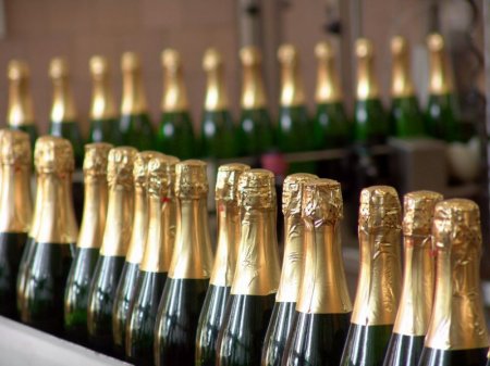 Минимальная цена за бутылку шампанского может составить 150 рублей