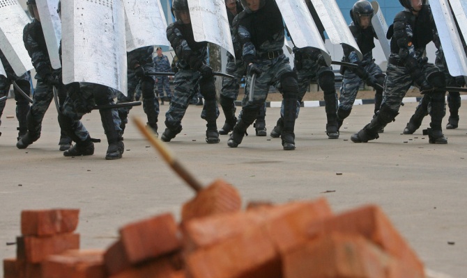 Российская полиция заказала первую партию щитов со встроенными электрошокерами