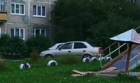 Жители одного из дворов недовольны соседями, которые ставят машину на газон