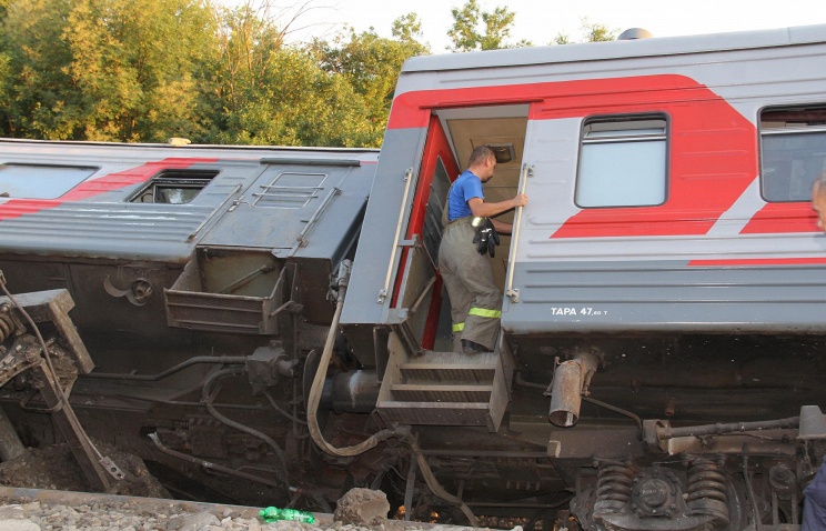 4 вагона пассажирского поезда Екатеринбург - Адлер сошли с рельсов 