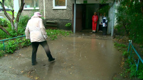 Вода в подвале, на крыльце болото. Жители Первоуральска жалуются на коммунальные неудобства