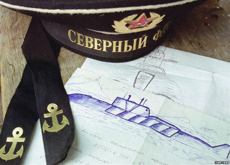 В России поминают погибших 15 лет назад моряков атомной подлодки "Курск" 
