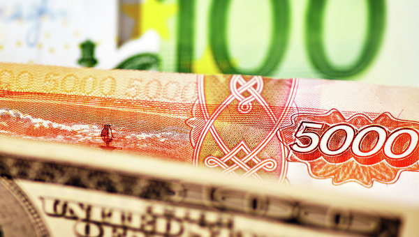  Курсы евро и доллара к рублю обновили полугодовые максимумы    