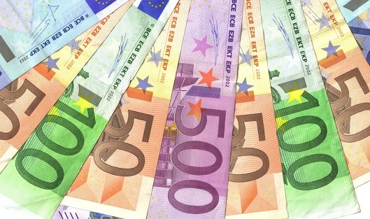     Биржевой курс евро вырос до 77 руб   