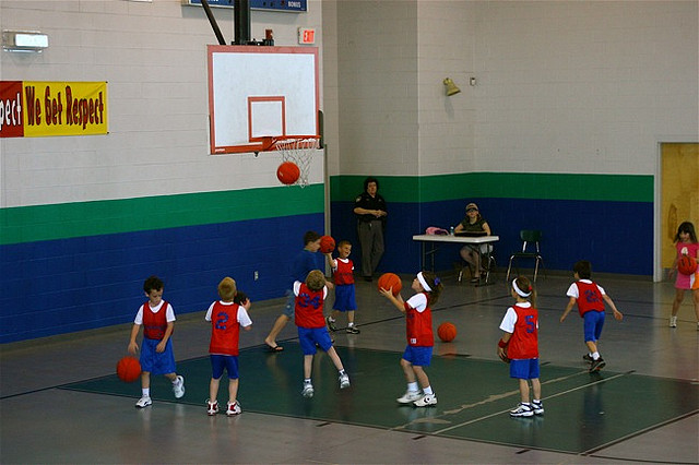 Спортивная школа проводит набор мальчиков в секцию баскетбола