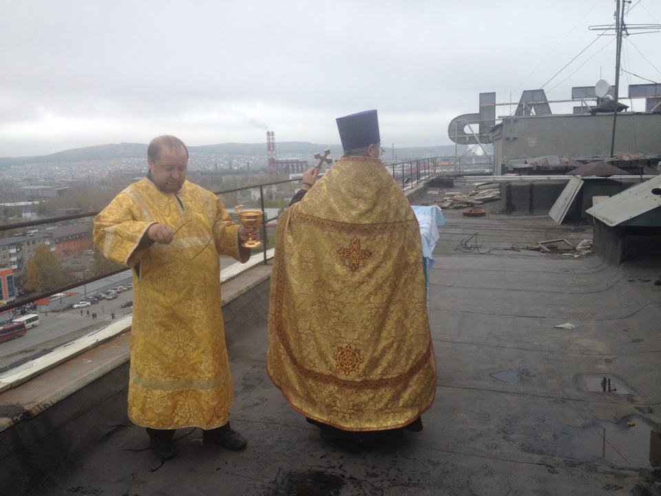 В Первоуральске на крыше многоэтажки состоялось богослужение