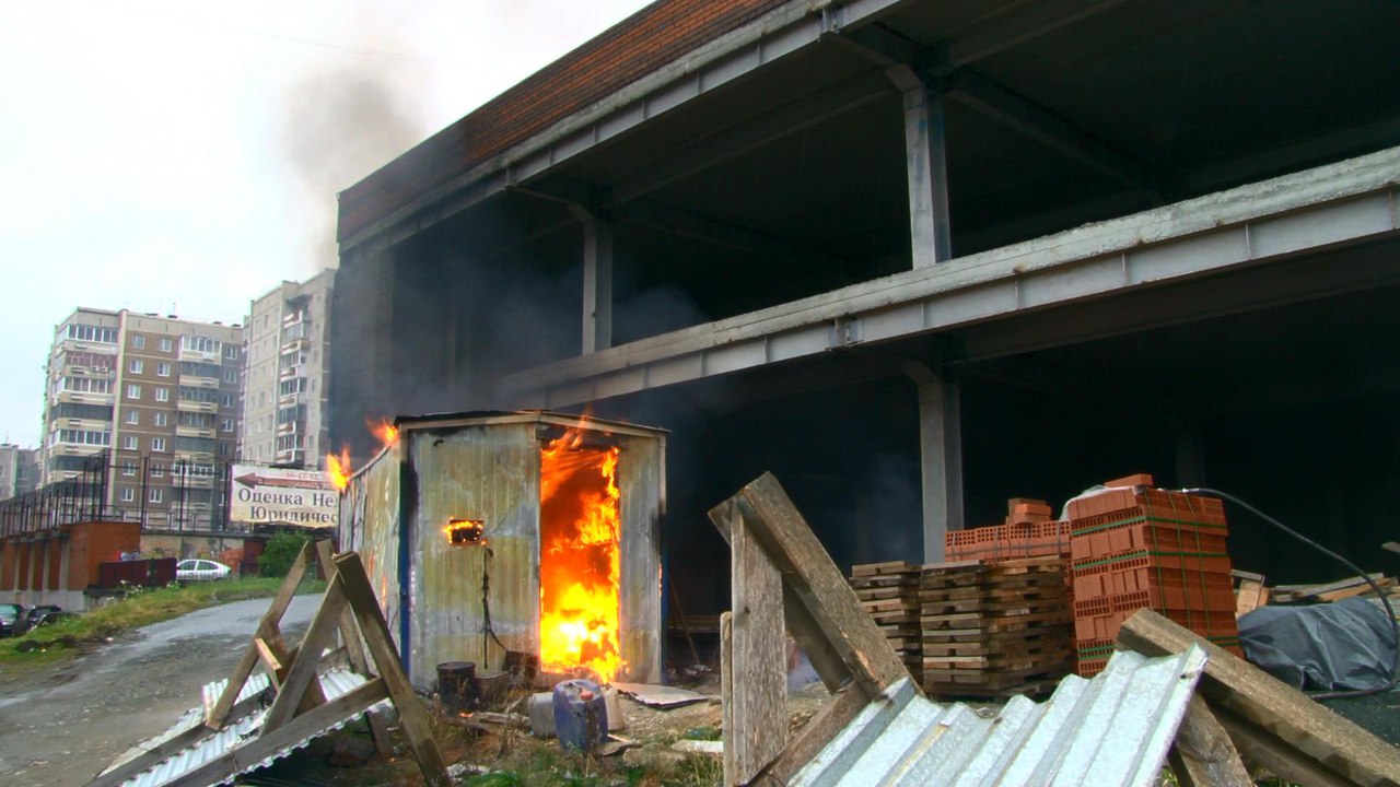 На стройке в центре Первоуральска загорелось подсобное помещение