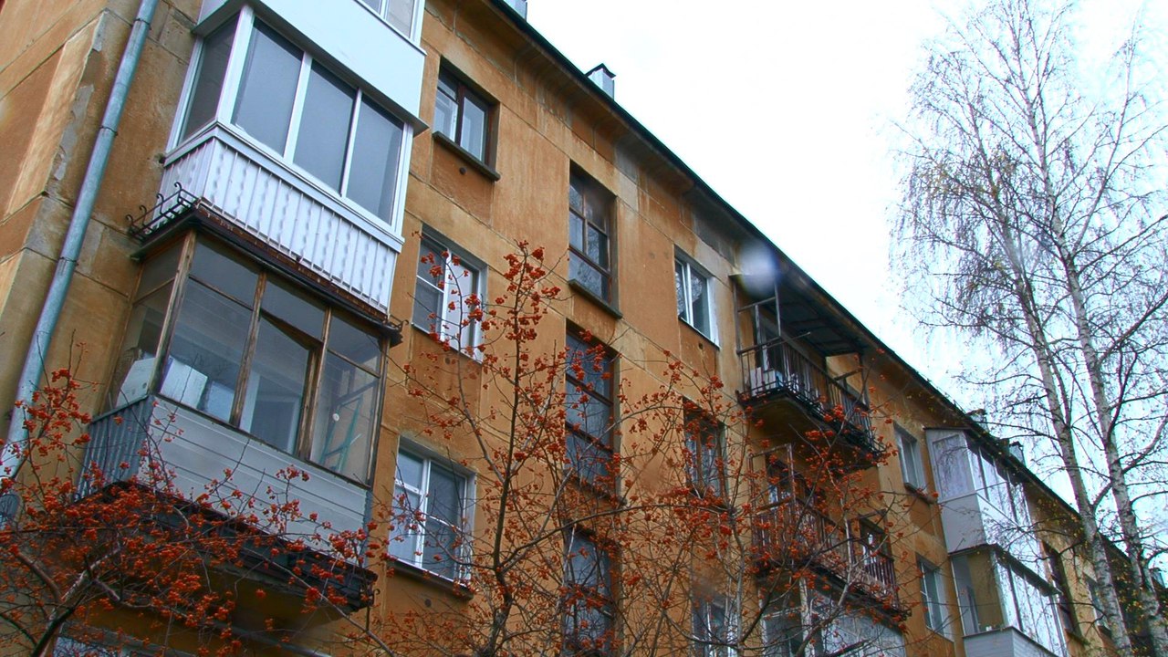 Житель Первоуральска выпал из окна  второго этажа и погиб