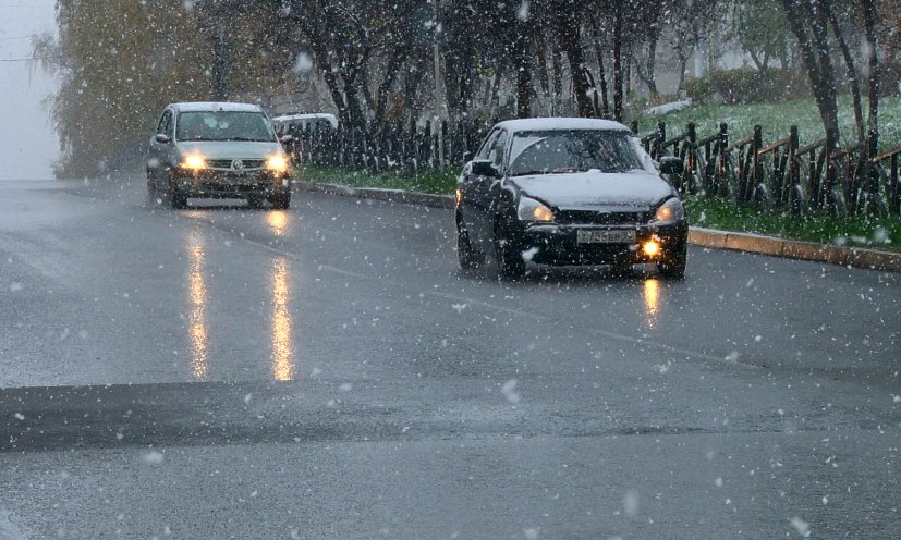 Даешь резину по сезону! На Урале выпал снег - в автосервисах работают не покладая рук