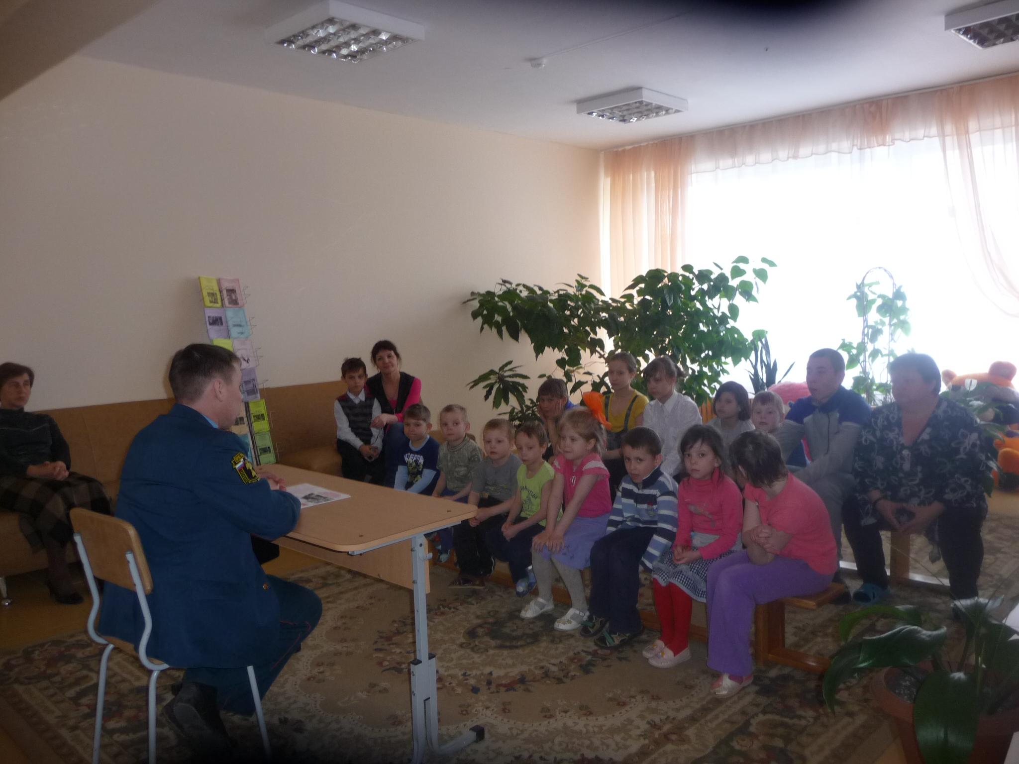 Пожарные пообщались с детьми в центре социальной помощи «Росинка» 
