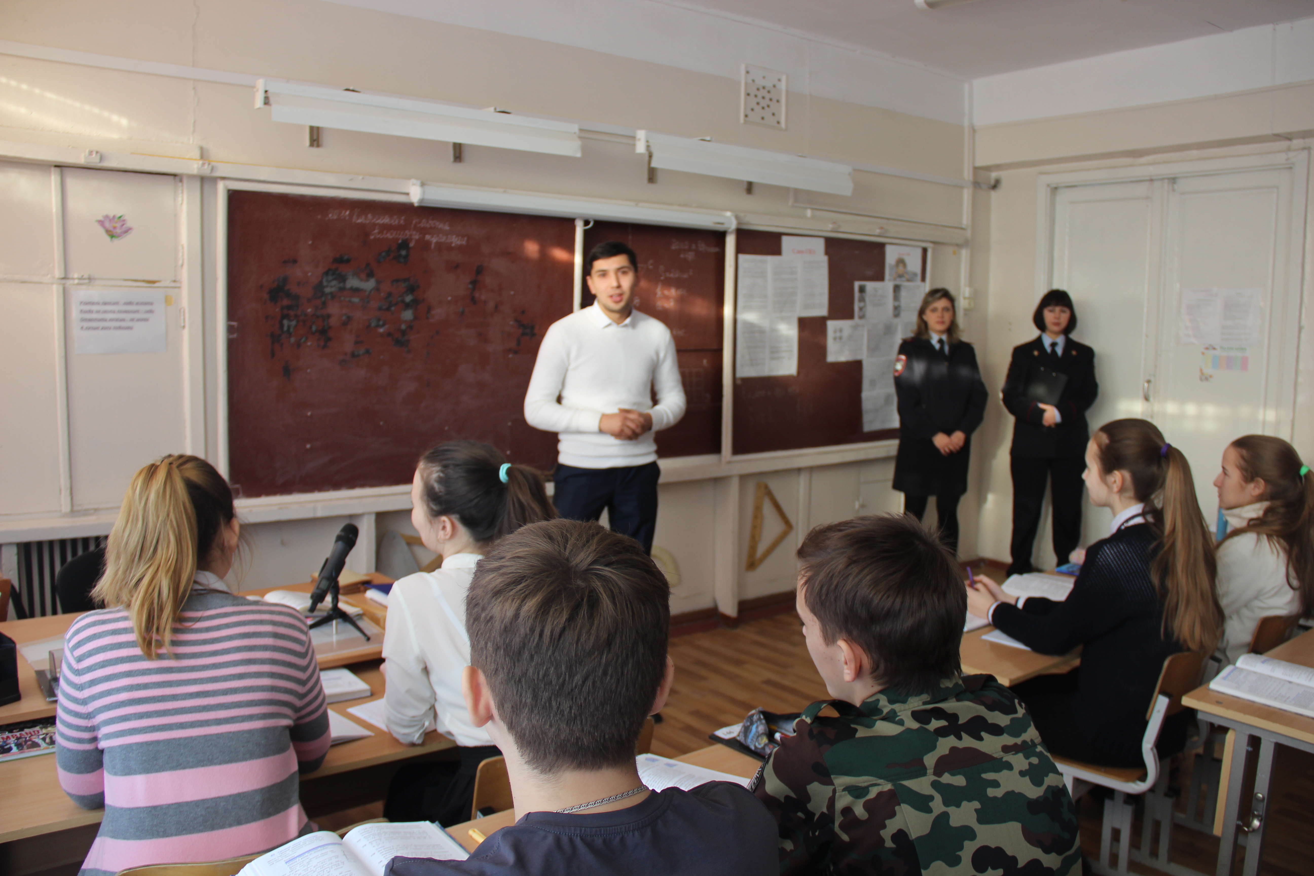 Полицейские совместно с общественниками провели правовые беседы в школах