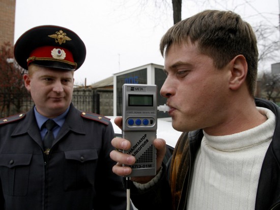 Дышите в трубочку: МВД хочет проверять алкотестерами всех водителей