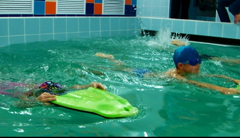 В Первоуральске прошли соревнования по плаванию. Участники - дети от 5 до 7 лет