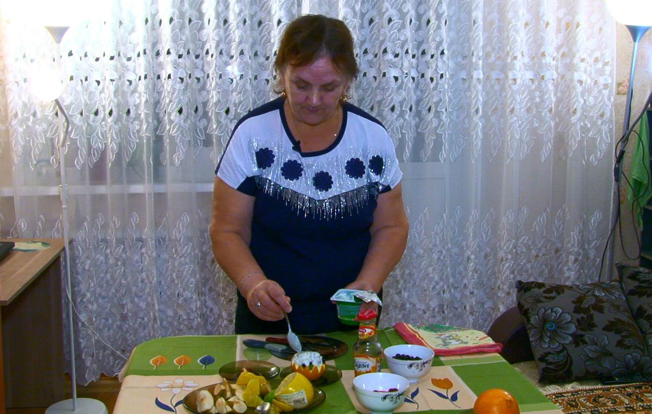 "Новый год со вкусом": Нина Анина готовит салат «Тропиканка»