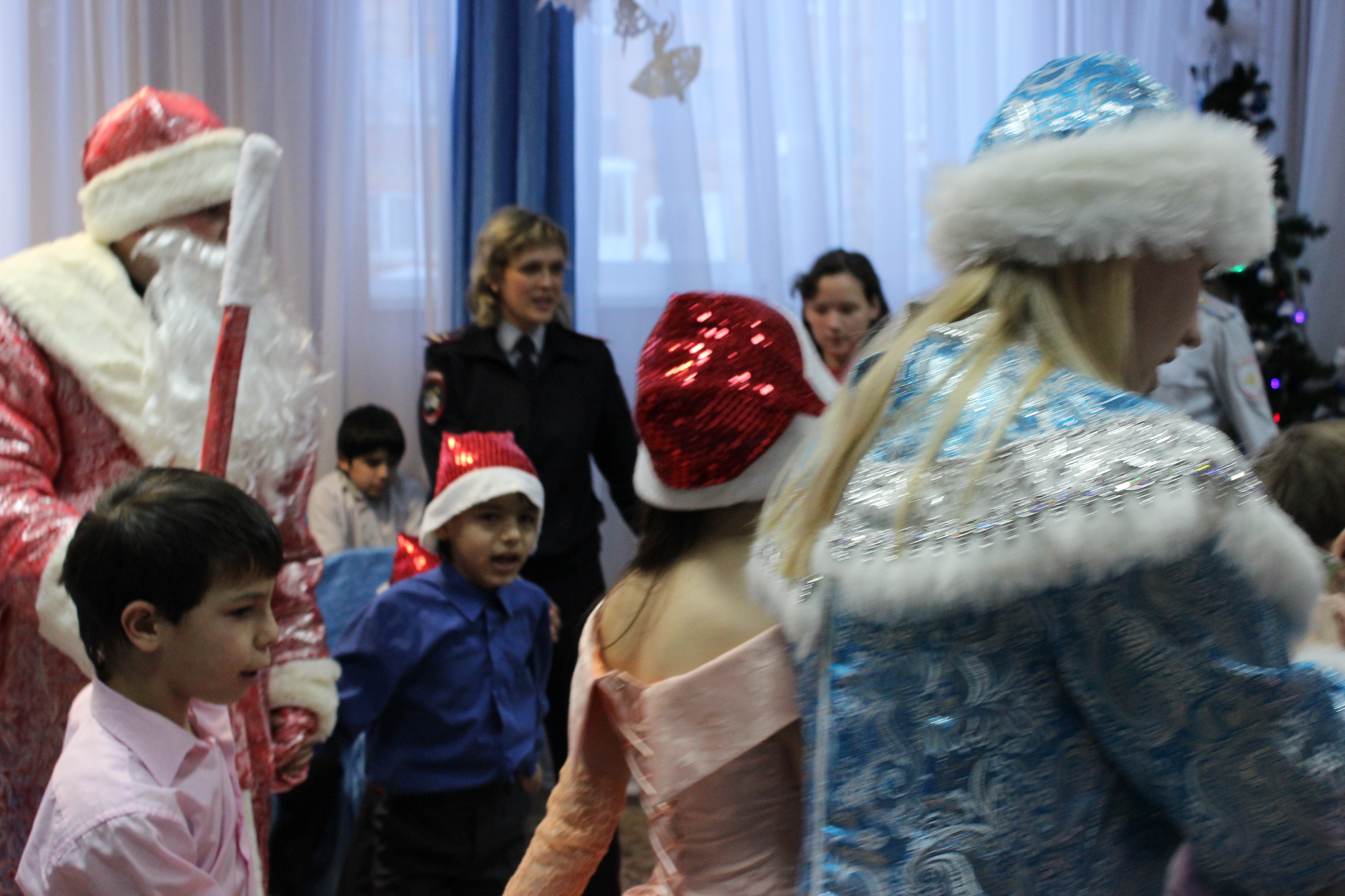 Полицейский Дед Мороз и Снегурочка посетили подшефные детские дома