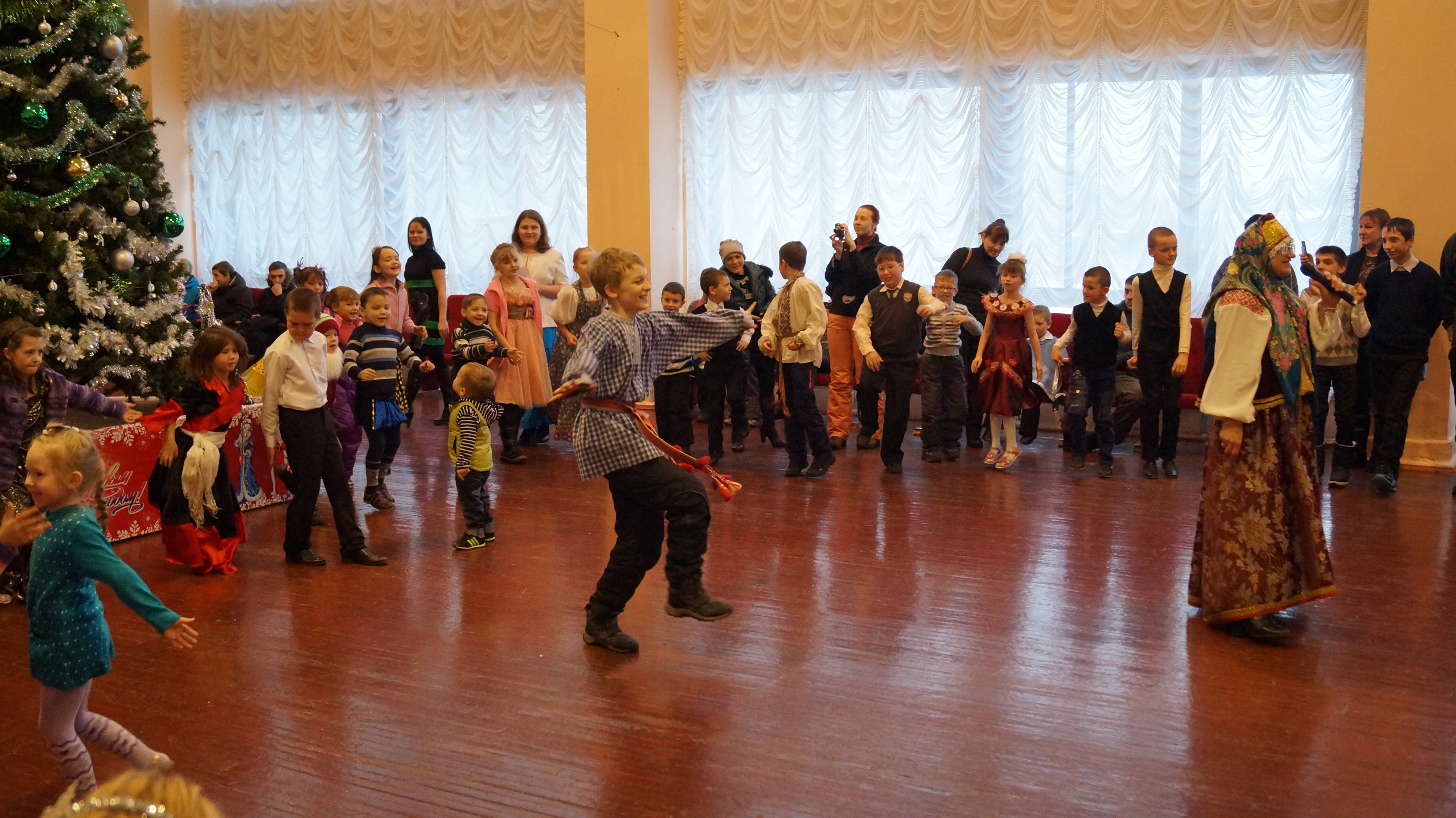 Воспитанники детских домов и многодетных семей побывали на Рождественской ёлке
