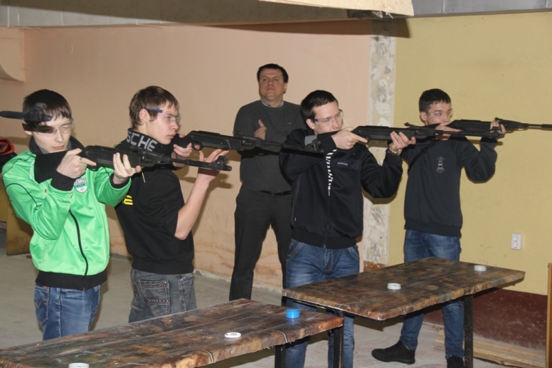 В Первоуральске студенты соревновались в стрельбе из пневматического оружия
