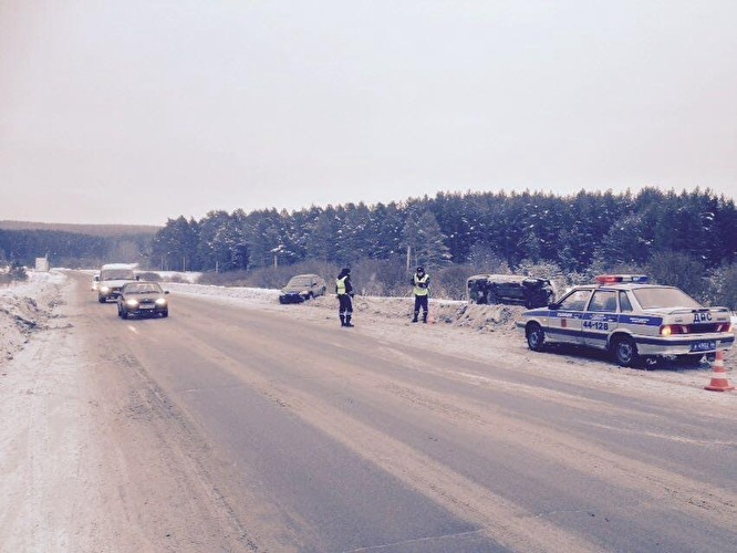 Под Первоуральском иномарка сбила двух человек, попавших перед этим в ДТП