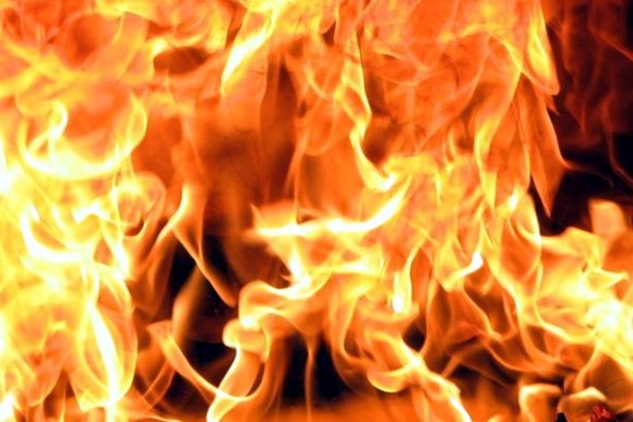 При пожаре на теплотрассе пострадал человек