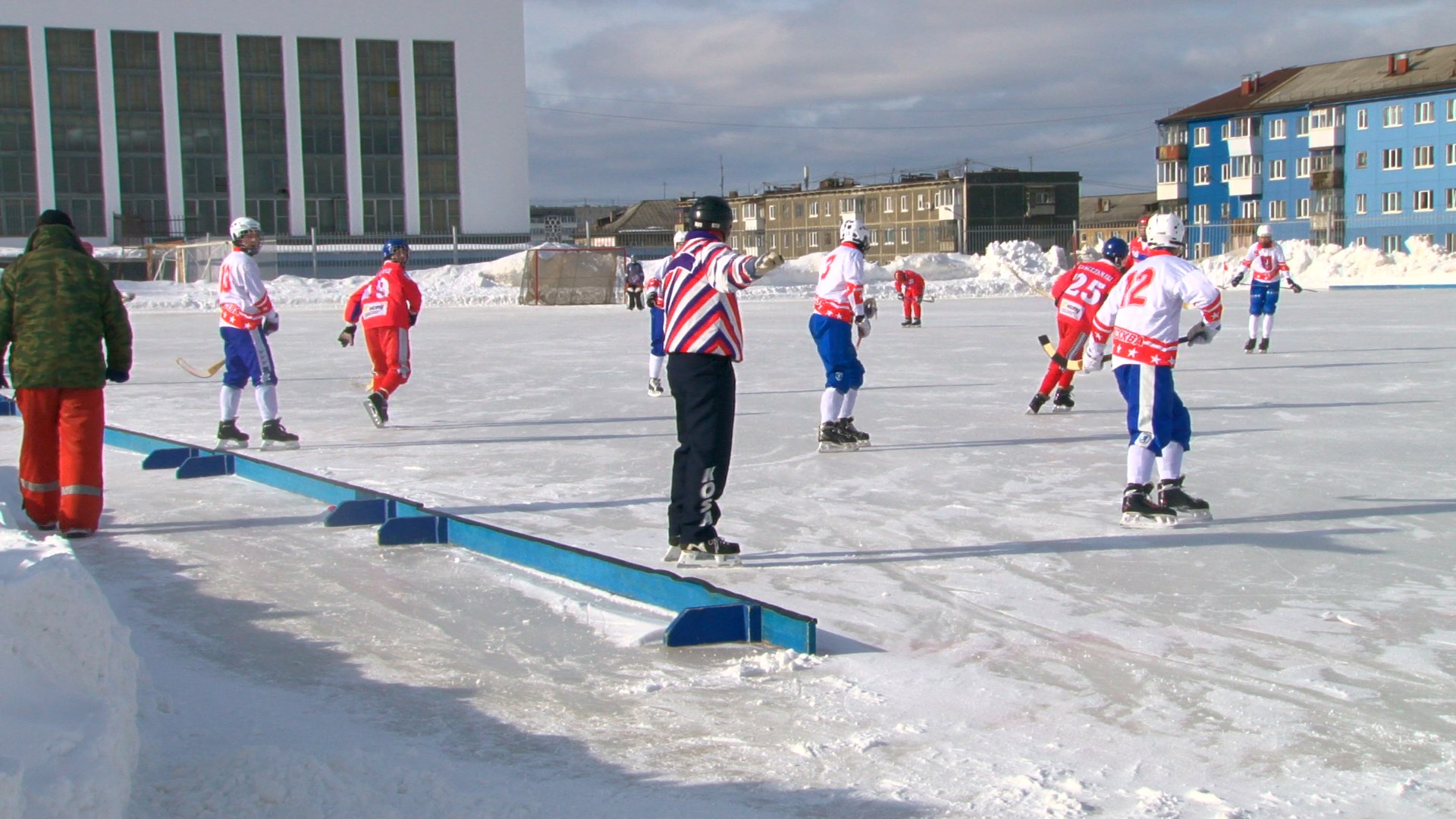 В Первоуральске стартовали соревнования по хоккею с мячом в рамках Спартакиады молодёжи