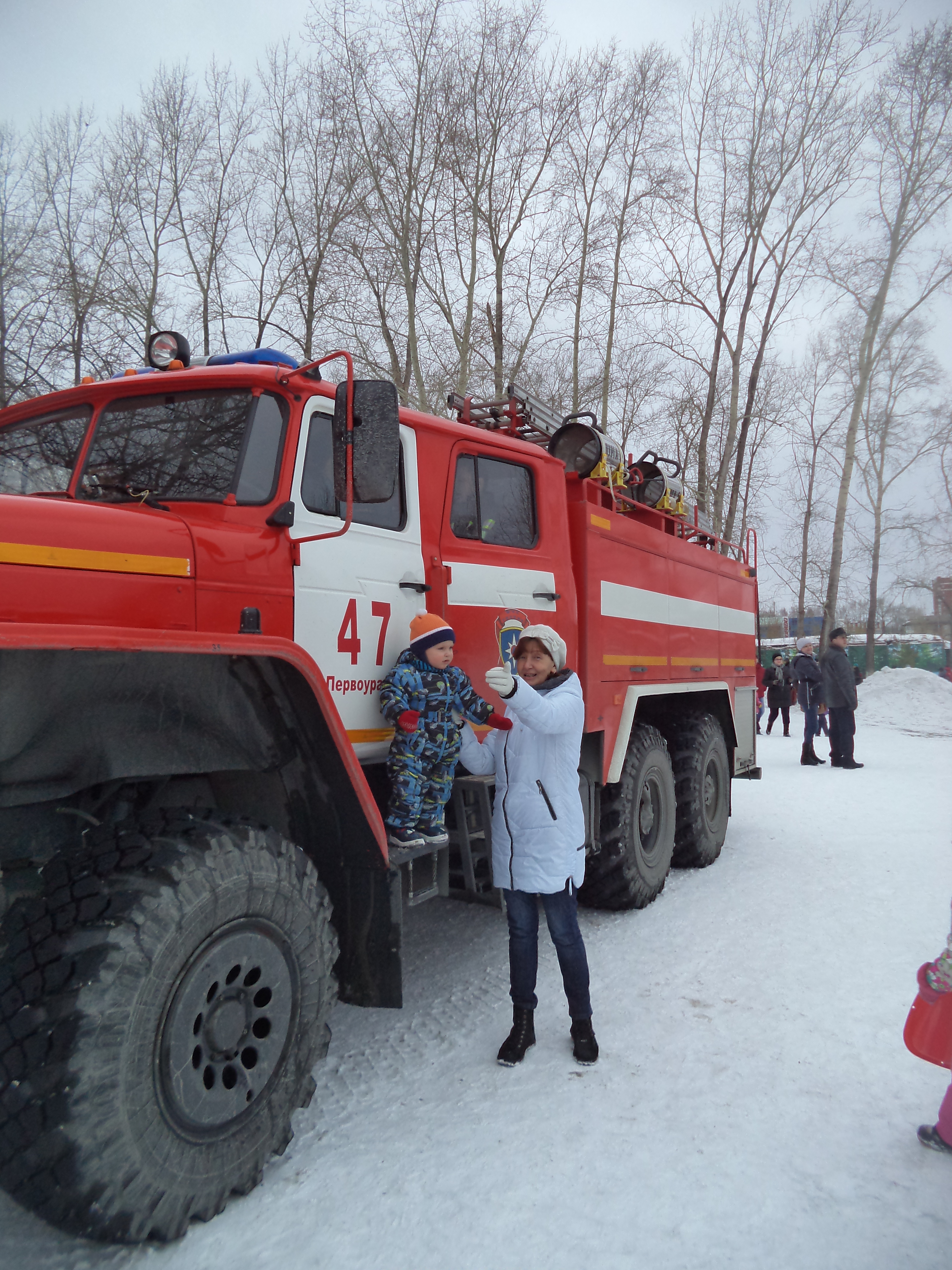 На проводах Масленицы пожарные организовали выставку пожарной техники