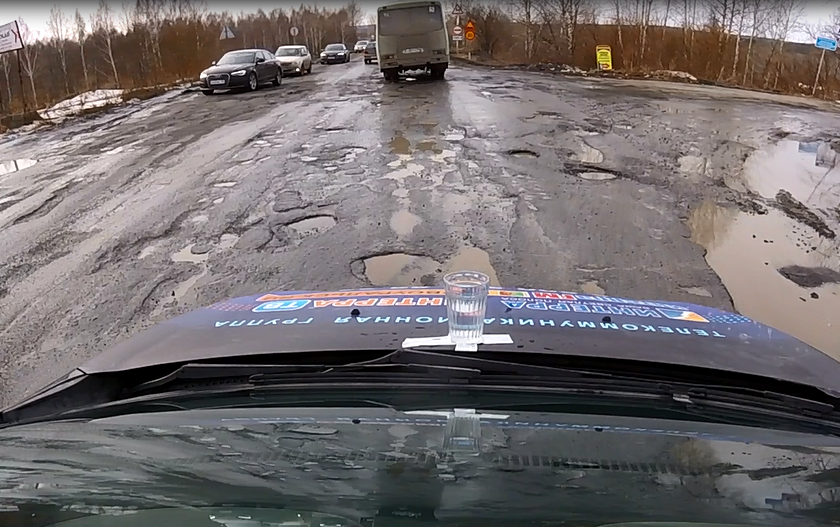 Сотрудники ГИБДД замеряли глубину ям на первоуральских дорогах