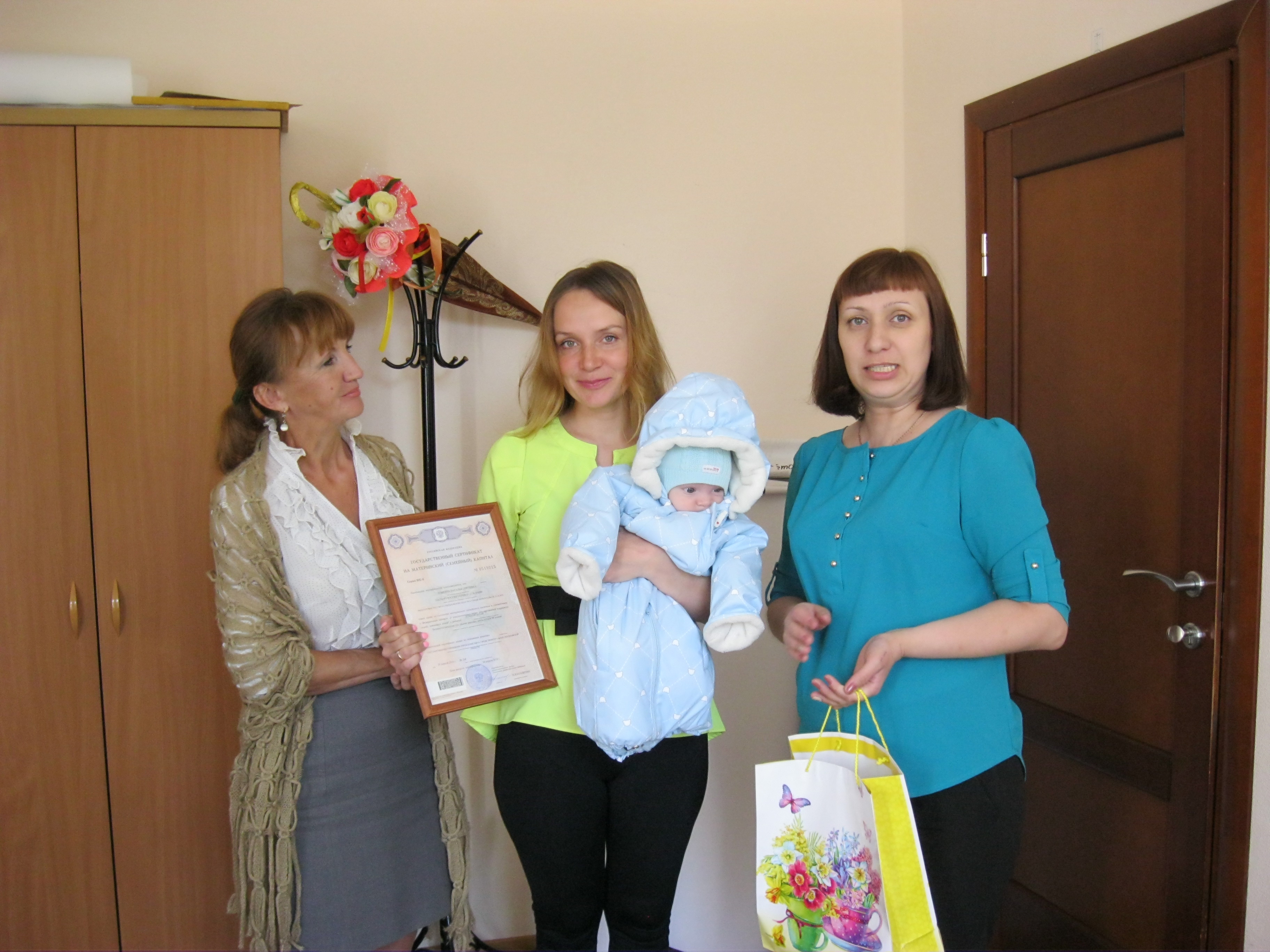 В День защиты детей в ПФР состоялось торжественное вручение сертификата на маткапитал