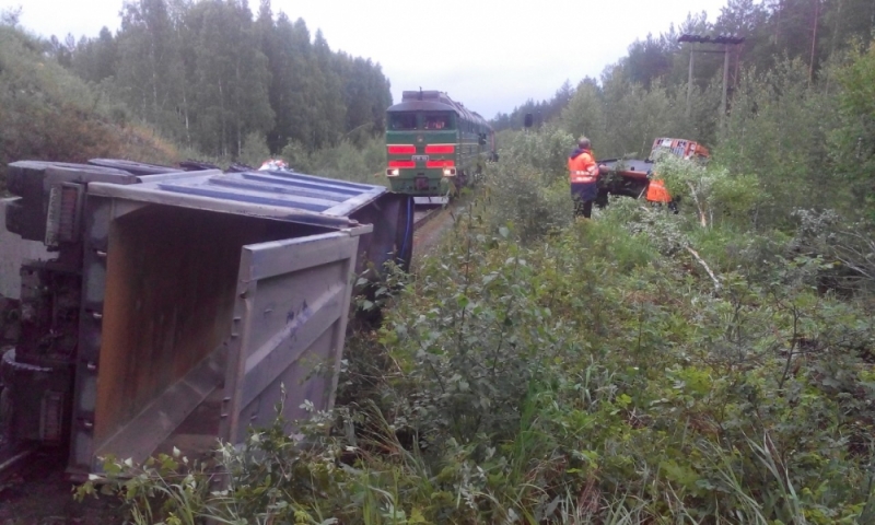 Восстановлено движение поездов, прерванное падением грузовика на пути