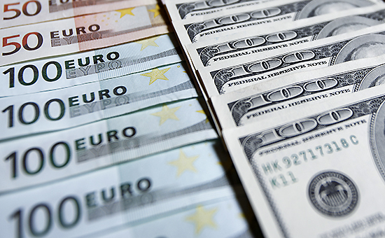 Повезло отпускникам: стоимость евро закрепилась ниже 70 рублей