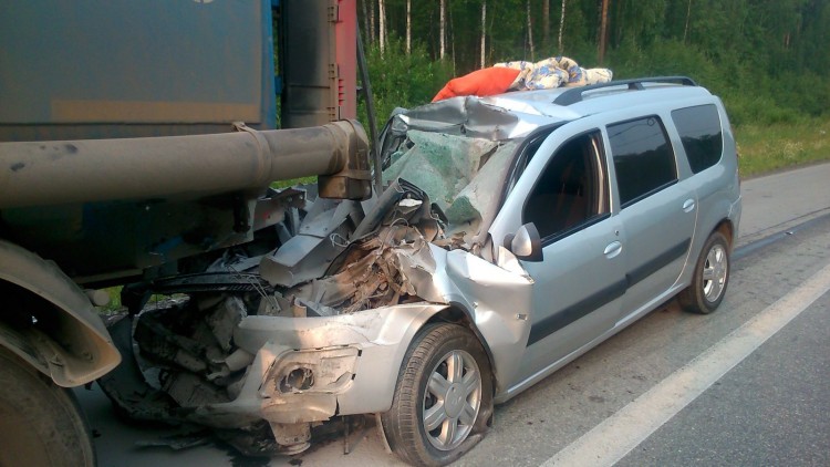На Московском тракте Lada Largus столкнулась с бензовозом. Погибла женщина
