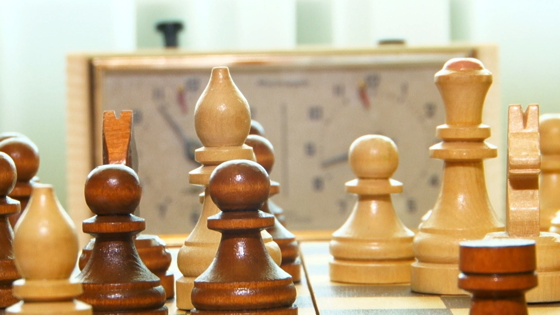 Играют и взрослые, и дети. 20 июля - Международный день шахмат