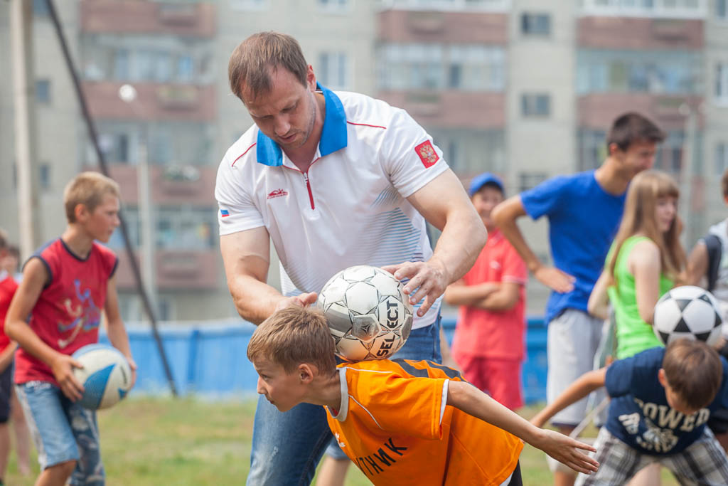 Активисты «Города чемпионов» провели спортивный праздник для жителей Вересовки