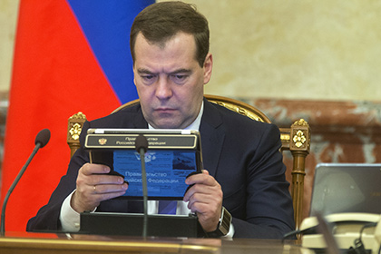 Медведев поручил собрать сведения обо всех россиянах