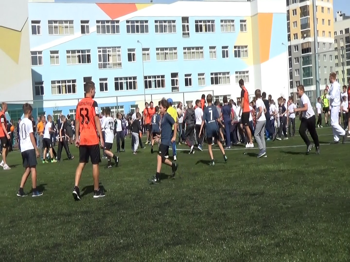 Дети против профи: необычный футбольный матч прошел в Екатеринбурге