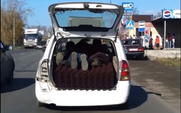 Видеорегистратор снял, как парень едет в открытом багажнике, чтобы удержать груз
