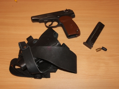 В Первоуральске мужчина угрожал сигнальным пистолетом женщине и полицейским
