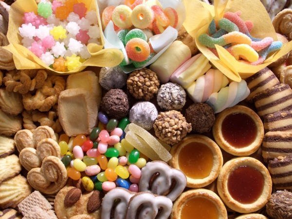 Роспотребнадзор с начала года снял с продажи 17 тонн сладостей