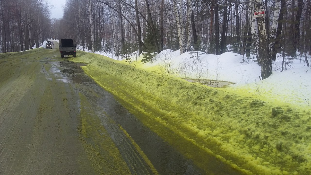 Зелёный снег вновь появился в Первоуральске