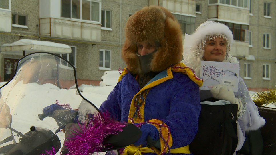 В Новоуткинске Снегурочка развозит письма от Деда Мороза