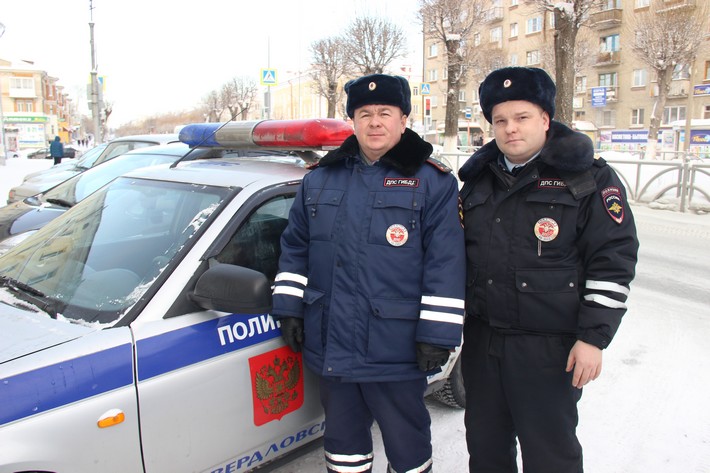 Свердловские полицейские спасли мужчину, замерзавшего в неисправном автомобиле