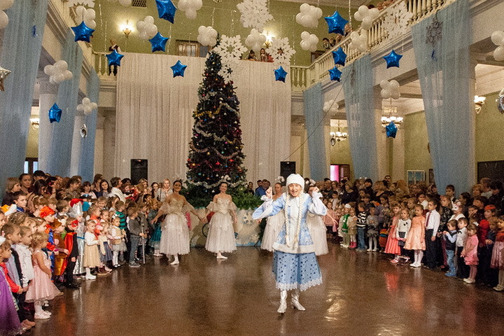 Организаторов новогодних праздников для детей в России оштрафовали на 23 млн рублей