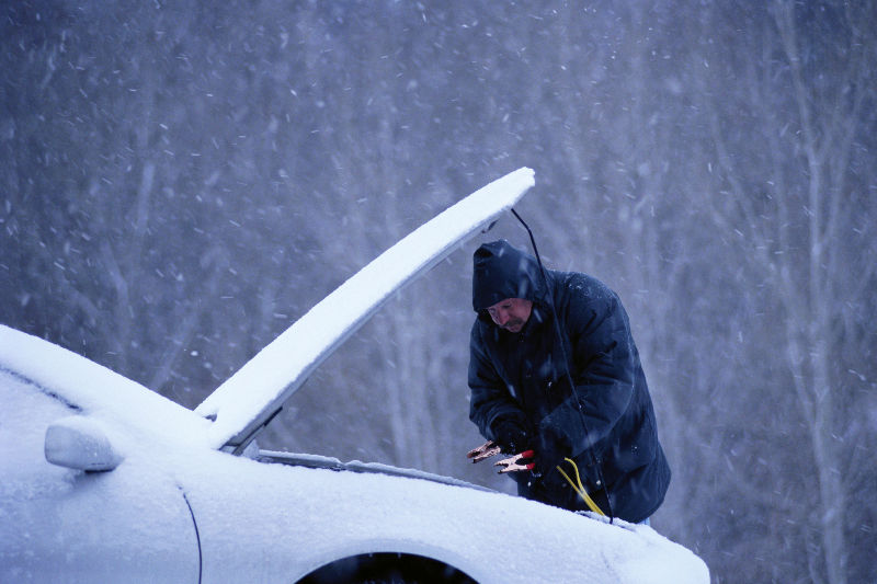 Полицейские оказали помощь замерзающим в неисправном автомобиле гражданам